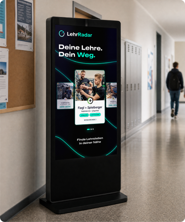 LehrRadar-Display in einem Schulgang